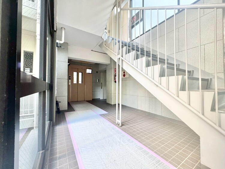 エントランス エントランス内部は、管理が行き届き清潔な共有スペースとなっています。