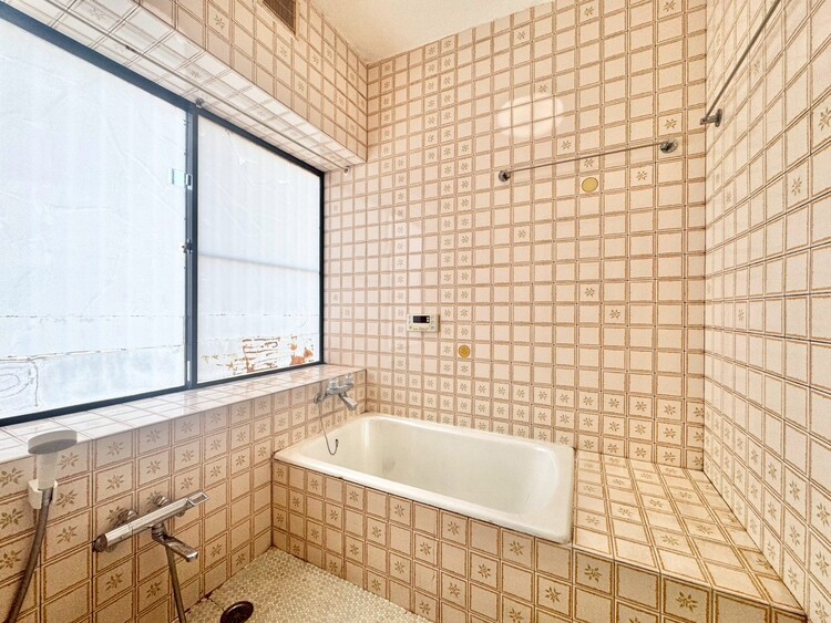 風呂 一日の疲れを癒すバスルームは、心地よいリラックスを叶える清潔感溢れる空間です。