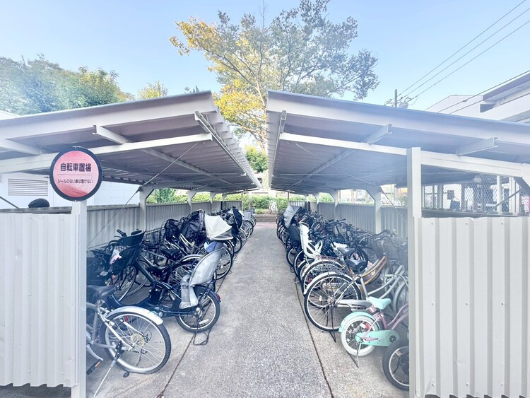 設備 きちんと整備された駐輪場。住む方の心遣いが感じられます。