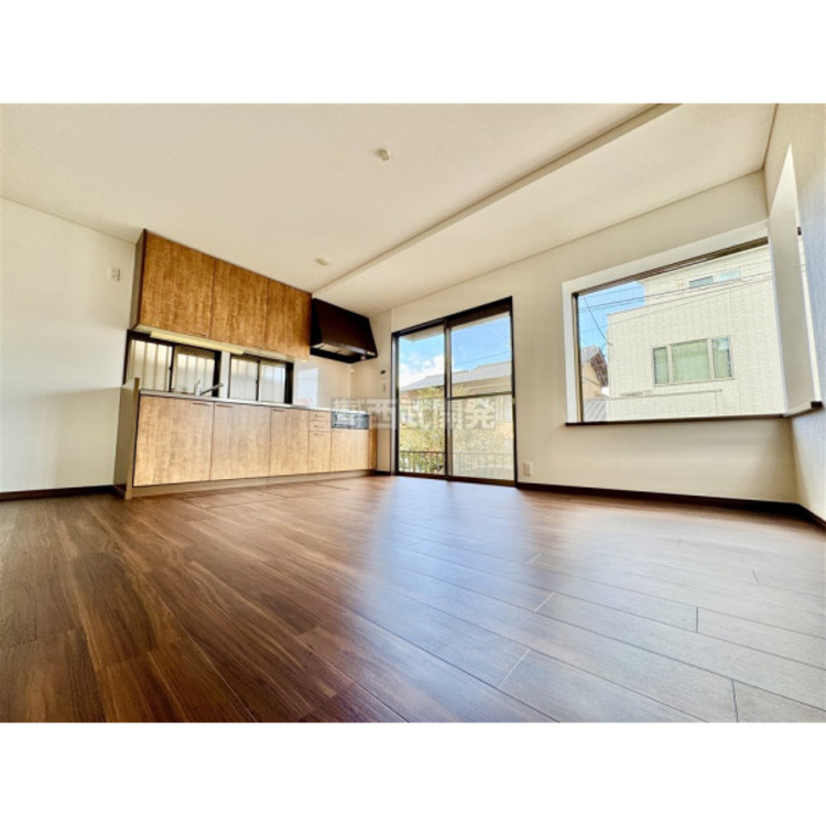 居間 たっぷりの陽光に包まれる明るいＬＤＫ