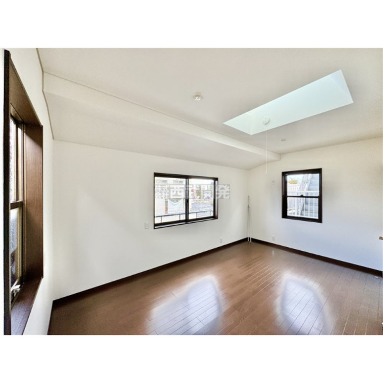 居間 4つの窓がたっぷり明かりを取り込み、光溢れる空間になります