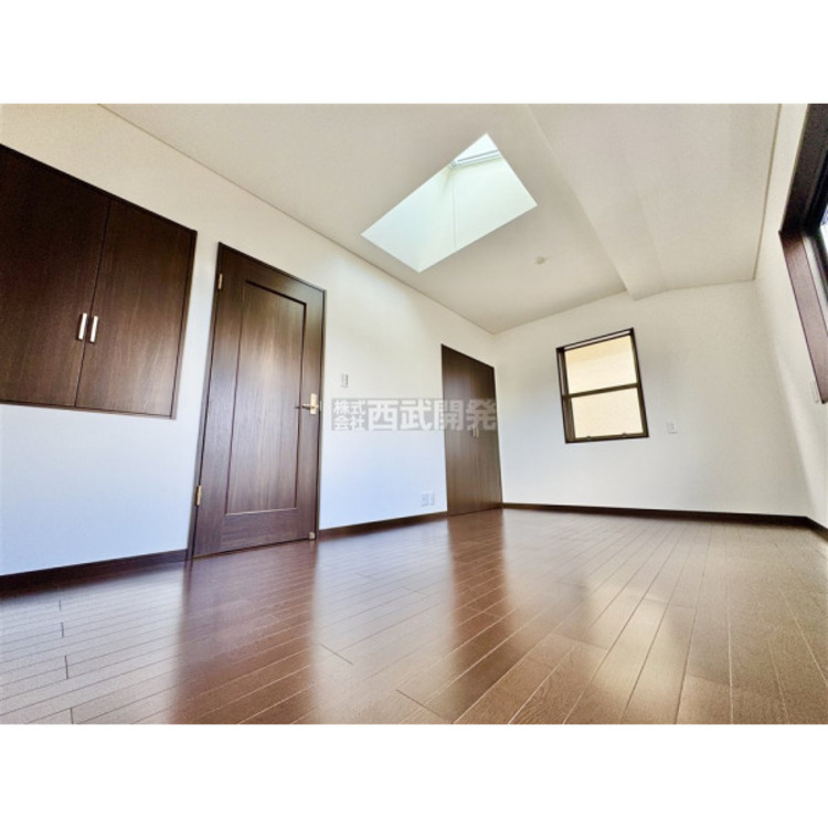 居間 たっぷりの収納スペースで快適に暮らせそうですね