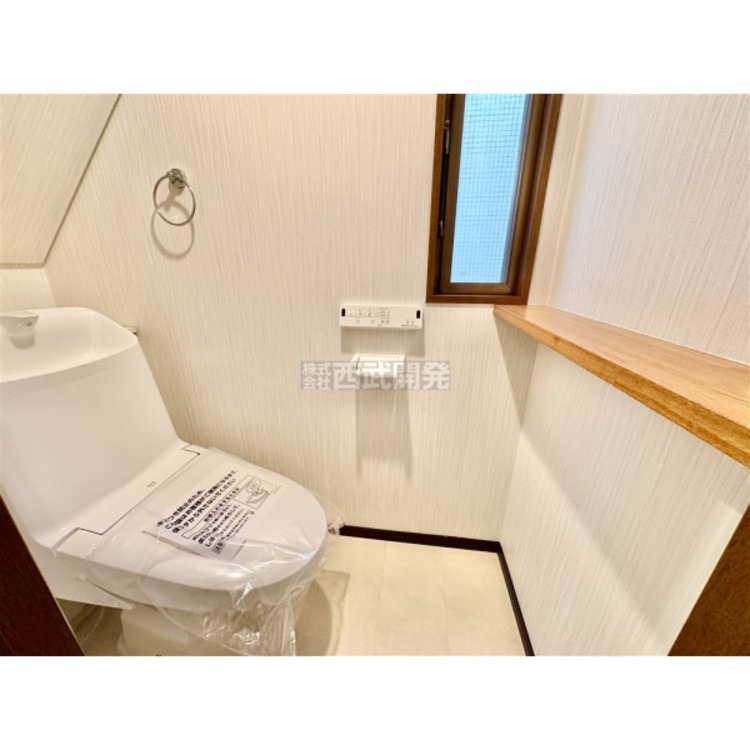 トイレ 窓のある明るい温水洗浄便座付トイレでごゆっくりとどうぞ