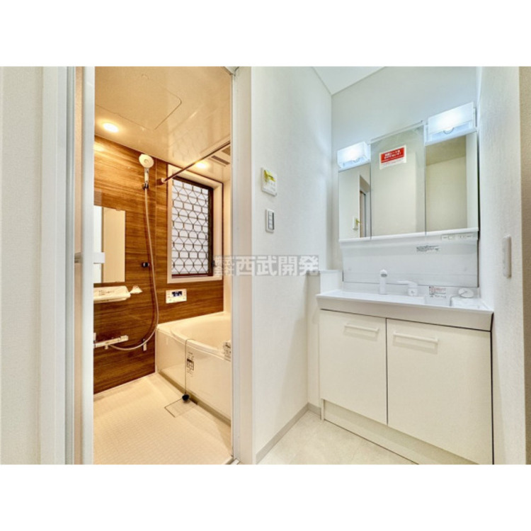 洗面 整髪やお化粧、収納にも便利な三面鏡の付いた洗面台