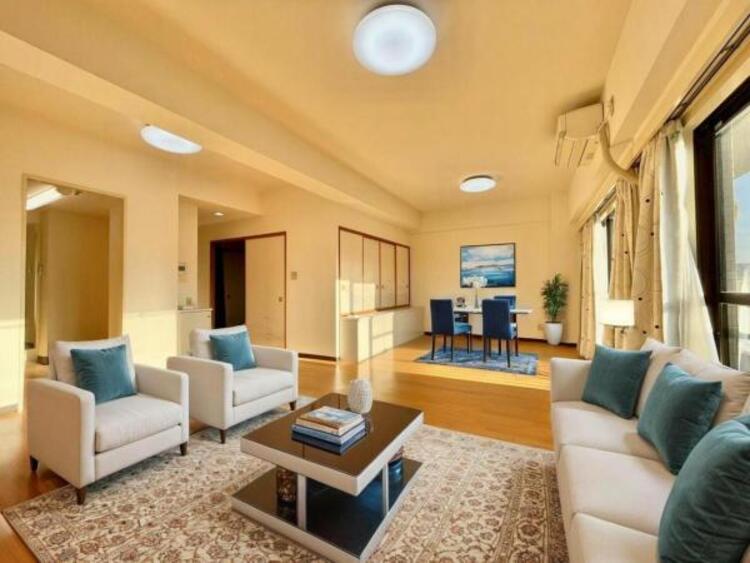 居間 リビング（配置してある家具はCGによるイメージです）ソファーやダイニングテーブルを置いてもゆとりのある広々リビングです。ご家族みなさんで寛げる空間をぜひ現地で体感してみてください。