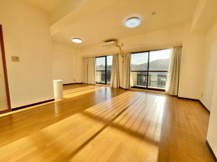 居間 光と風があふれる開放的なリビングダイニングには自然と家族みんなが集まってきます。明るく穏やかな空気の中で幸せを感じさせてくれる場所です。