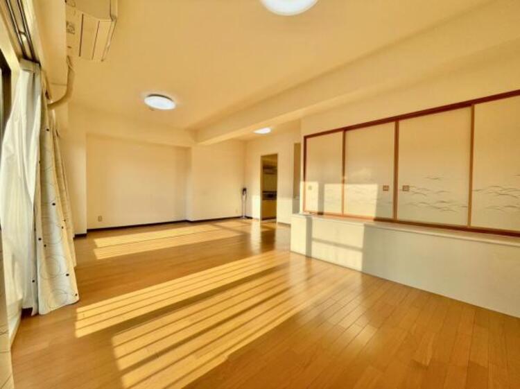 居間 落ち着きのあるリビングです。お友達が遊びに来た時にも使えますし、ちょっと疲れた時にお昼寝できるのも嬉しいですね。