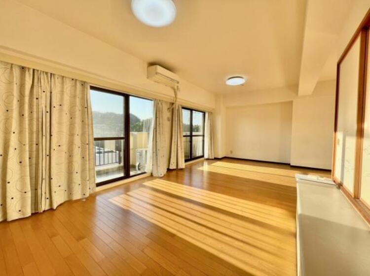 居間 家族団らんの時間も増えそうなくつろぎのＬＤＫ。大きな窓からは明るい陽光が差し込んでおります。