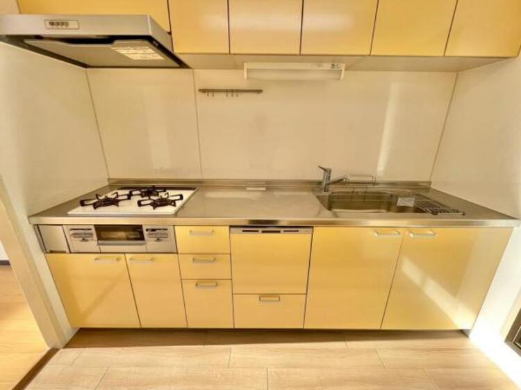 キッチン 料理の幅を拡げてくれる三口コンロの使いやすいシステムキッチンを採用。ワイドなカウンターで、将来お子様と一緒にお料理をするときも重宝します。