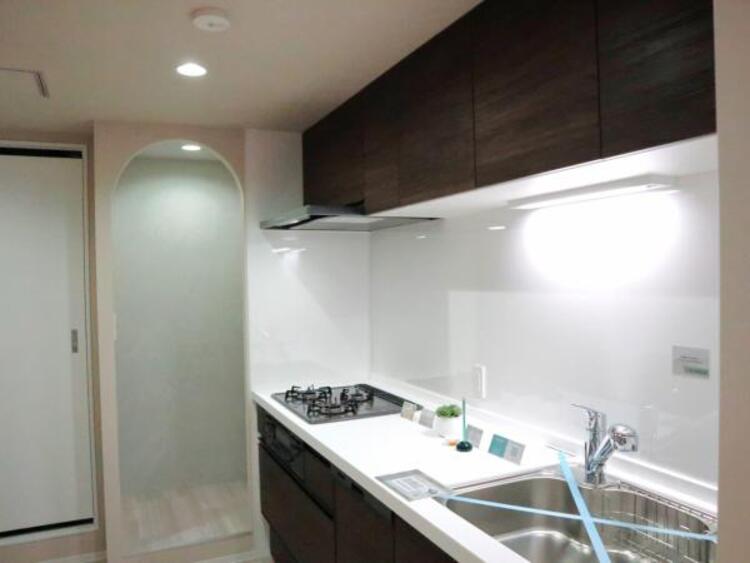 キッチン 広々としたキッチンスペース。食洗機と浄水器が付き、収納力もあるキッチンはお料理が捗ります。