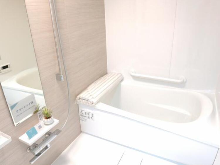 風呂 浴室乾燥機付きで雨の日の洗濯も可能なうえ日々のお掃除が楽なように凹凸が少なく汚れの付きにくい仕様となりました。