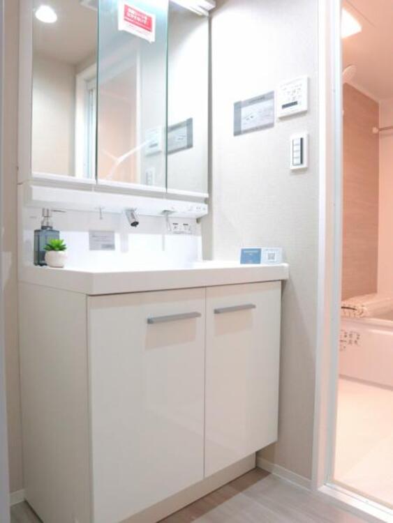 洗面 三面鏡の裏は機能的な収納を配置。コンセントも付いているため電動シェーバーや電動歯ブラシも収納できます。