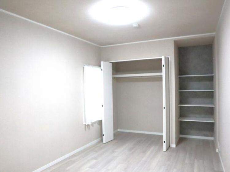 収納 大きなクローゼット。お子様のオモチャはもちろん、パパのスーツやママのバッグまでたっぷり収納できそうですね。