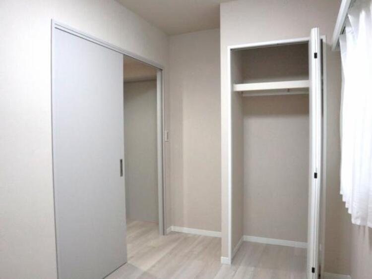 収納 クローゼットには棚やハンガーパイプが備えられているので、大切なお洋服にしわを付けずにそのまましまうことが出来ます。