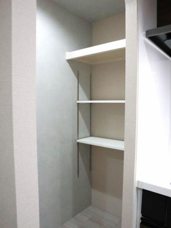 収納 パントリーには食品や日用品、災害用備品をストックする事がでスッキリとした空間を演出できます。