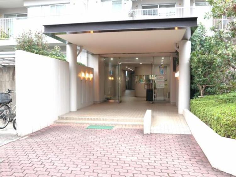 エントランス 居住者の帰り、訪れる方を優しく迎えてくれるエントランスです。