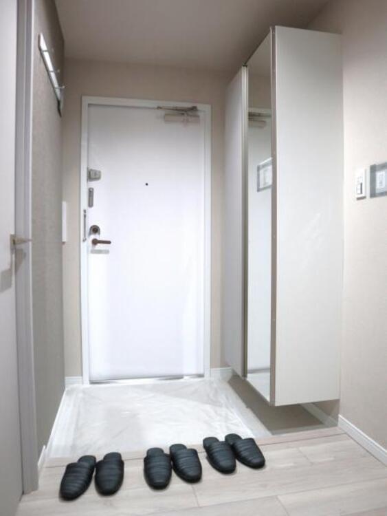 その他 玄関のシューズクローゼットには鏡がついており玄関を広く見せつつ身だしなみを整えることができます。