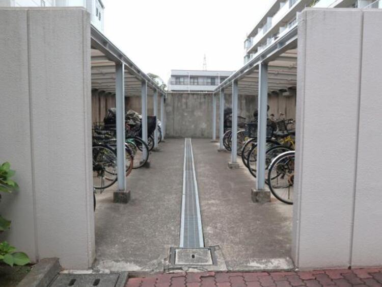その他 屋根がついた駐輪場、自転車も濡れにくいです。