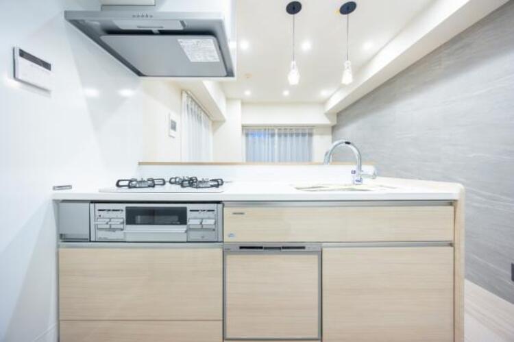 キッチン リビング全体が見渡せる対面式システムキッチン。