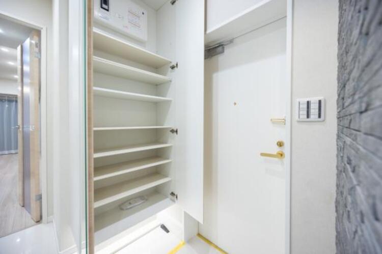 収納 清潔感のある空間を保てるよう、収納スペースを広く設けていますので、たくさんある靴もすべて収納して頂け、玄関をスッキリ綺麗な空間に纏めます。