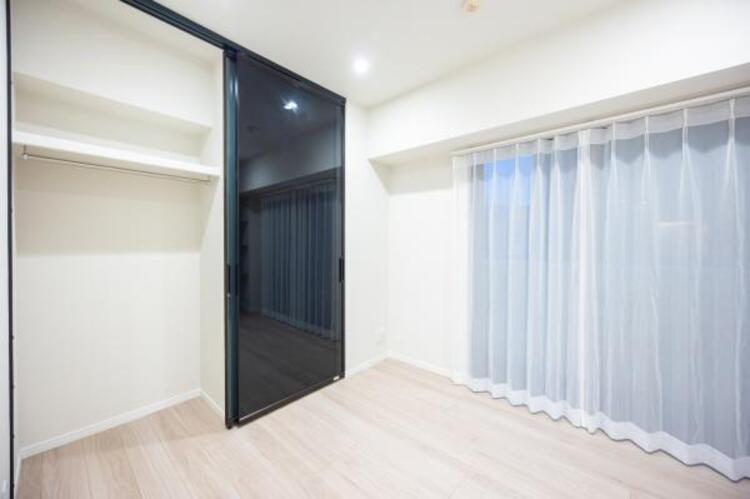 収納 クローゼットには棚やハンガーパイプが付いており、スーツや上着などがスッキリ収納可能です。