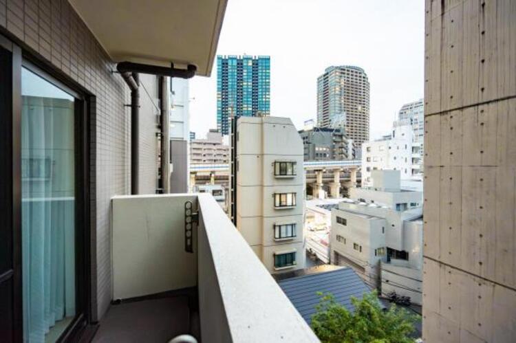 バルコニー 使い易いバルコニー。やわらかな陽射し・心地よい風。どこまでも広がる空の下、限りない開放感を味わえる空間です。