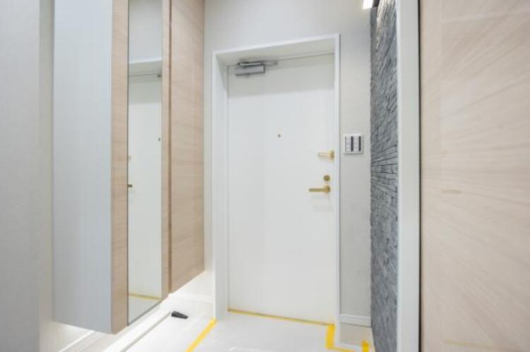 その他 シンプルで落ち着いたデザインの玄関が魅力です。