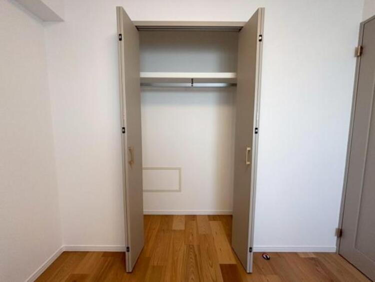 収納 クローゼットには棚やハンガーパイプが付いており、スーツや上着などがスッキリ収納可能です。