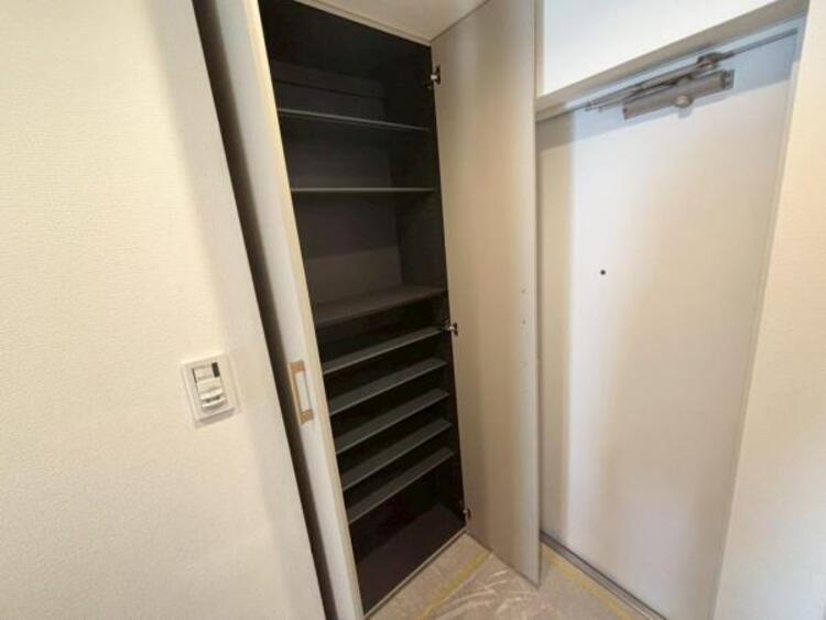 収納 クローゼットには棚やハンガーパイプが備えられているので、大切なお洋服にしわを付けずにそのまましまうことが出来ます。