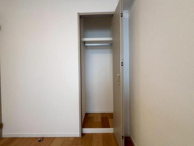 設備 収納力の高いウォークインクローゼット。衣類はもちろん、バッグやアクセサリーなどをまとめて収納できます。かさばる季節ものなどの収納にも便利です。