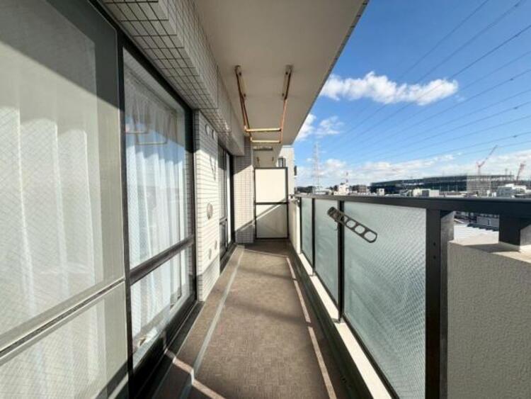 バルコニー 風通しのよいバルコニー。お洗濯物も乾かしやすいですね。