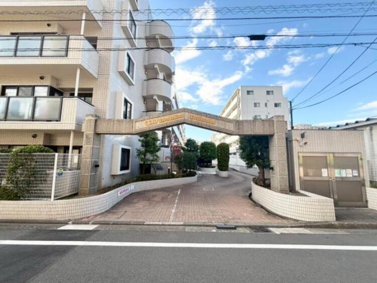 エントランス 居住者の帰り、訪れる方を優しく迎えてくれるエントランスです。