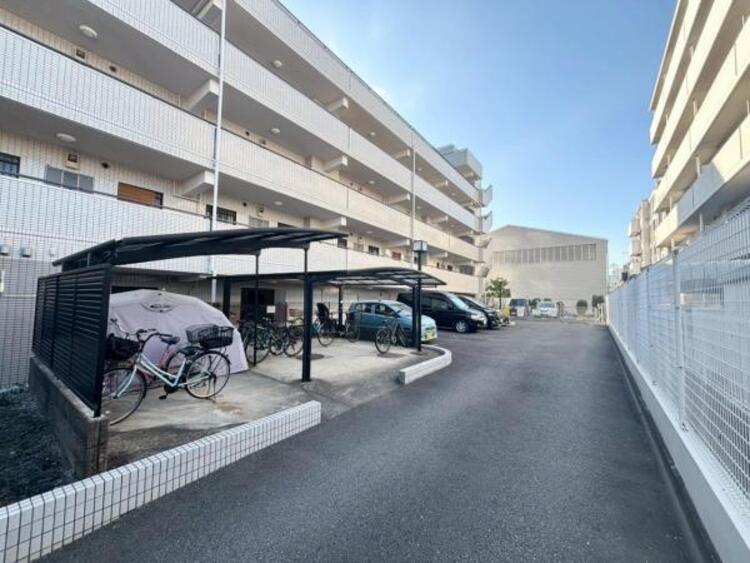 駐車場 敷地内に設けられた駐車スペース。