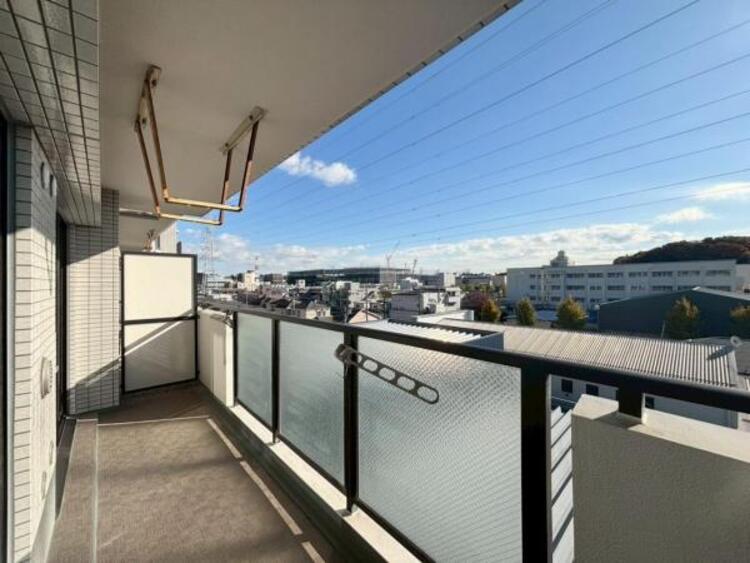 その他 心地よい風や陽光を楽しめるバルコニー。洗濯物を干すだけでなく、アイデア次第で多彩にお楽しみいただけます。