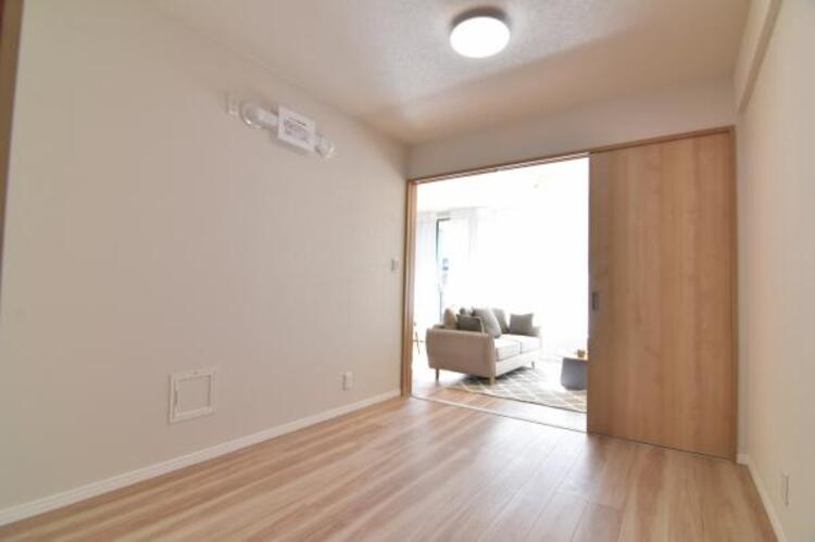 内装 続き間の洋室はお子様を遊ばせるスペースとしても重宝します。ライフスタイルの変化にも対応しやすい間取り設計にしました。