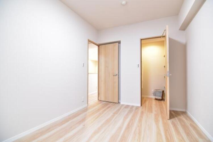内装 季節のお洋服などの保管が可能な収納スペースを設けております。居室内に余計な収納を置く必要がないため、家具を置くスペースを広く確保できます。