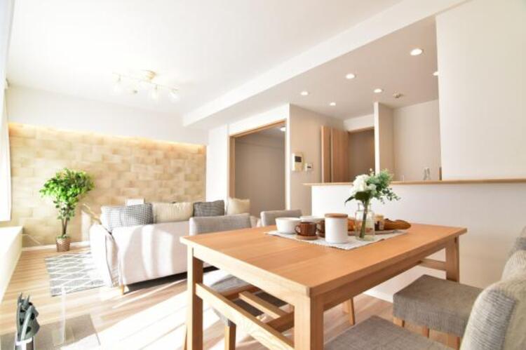 居間 （家具はディスプレイ用になります）光と風があふれる開放的なリビングダイニングには自然と家族みんなが集まってきます。明るく穏やかな空気の中で幸せを感じさせてくれる場所です。