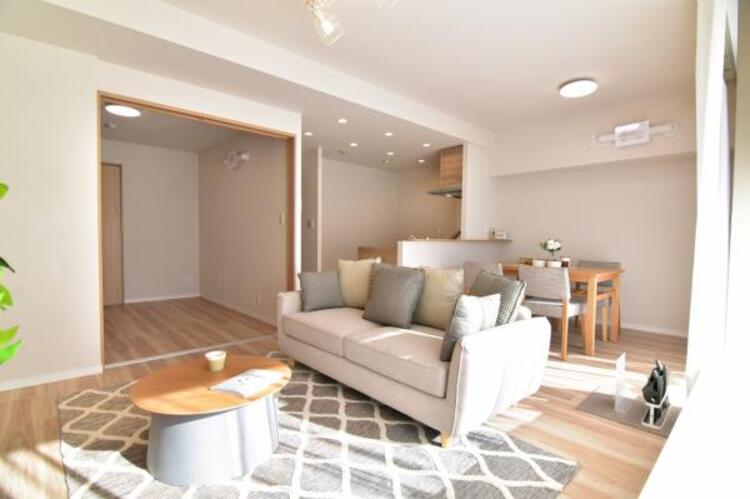 居間 （家具はディスプレイ用になります）ソファーやダイニングテーブルを置いてもゆとりのある広々リビングです。ご家族みなさんで寛げる空間をぜひ現地で体感してみてください。