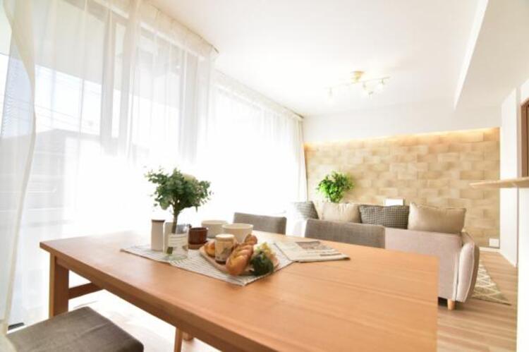 居間 （家具はディスプレイ用になります）家族団らんの時間も増えそうなくつろぎのＬＤＫ。大きな窓からは明るい陽光が差し込んでおります。