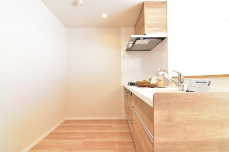 キッチン 人気のカウンターキッチン。出来上がったお料理をダイニングにいるパパやお子様にそのまま手渡しすることが出来ます。