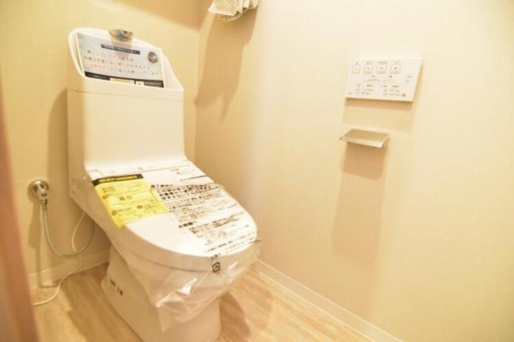 トイレ 白を基調としたウォシュレットトイレは清潔感あるプライベート空間を演出します。