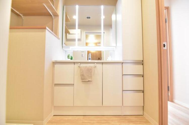 洗面 清潔感のあるワイドな洗面台は収納力もあり、いつでもすっきりとした洗面室に。