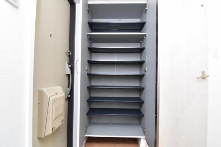 収納 シューズボックスにはご家族みんなの靴をたっぷりの収納できます。 