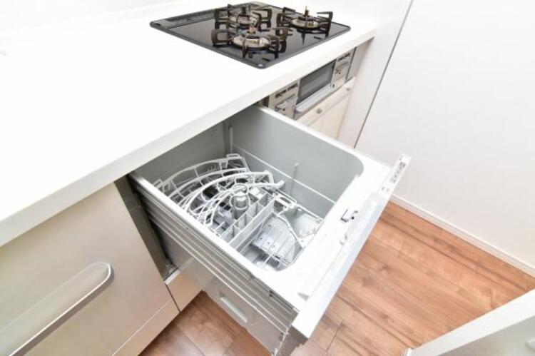 設備 食器洗浄乾燥機　食器の後片付けに便利な食器洗浄乾燥機を標準装備。ビルトインタイプなので見た目もスッキリ、特に共働き世帯のご家族には必須品です。