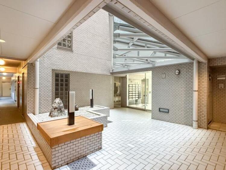 エントランス スタイリッシュなのはもちろん、質感があり、機能的でもあるエントランス。