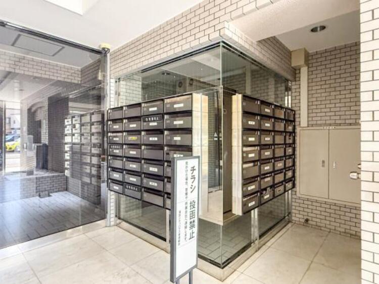 その他 エントランスに備え付けの郵便受けです。