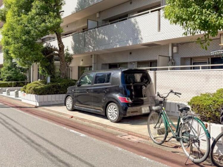 駐車場 敷地内に設けられた駐車スペース。