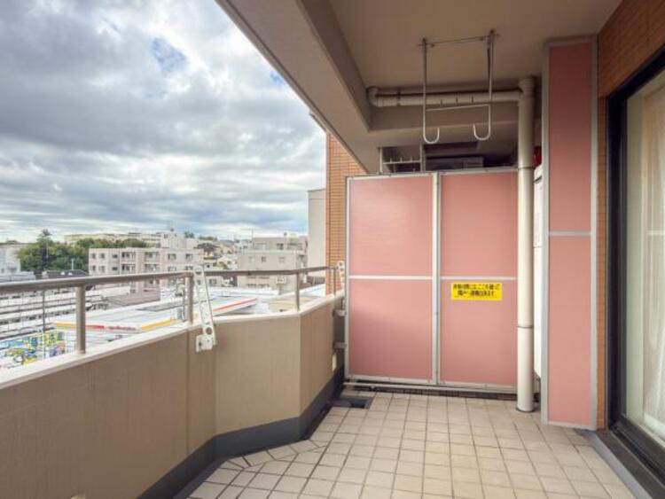 バルコニー 使い易いバルコニー。やわらかな陽射し・心地よい風。どこまでも広がる空の下、限りない開放感を味わえる空間です。