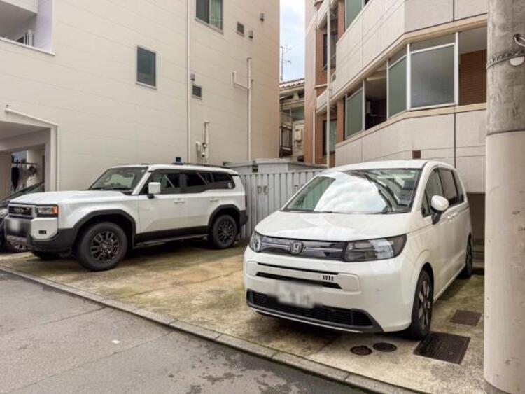 駐車場 敷地内に設けられた駐車スペース。