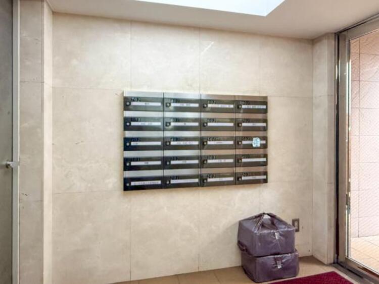 その他 エントランスに備え付けの郵便受けです。